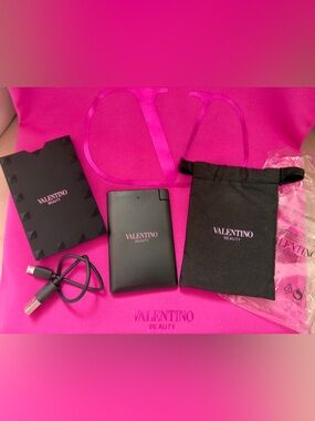 Valentino Beauty Tote w Power Bank 
Charger